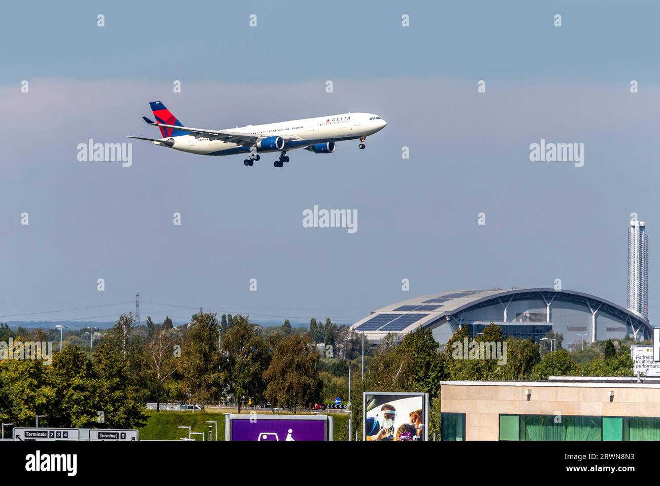 N829NW - Airbus A330-302 - Delta Air Lines coming into land at Terminal ...