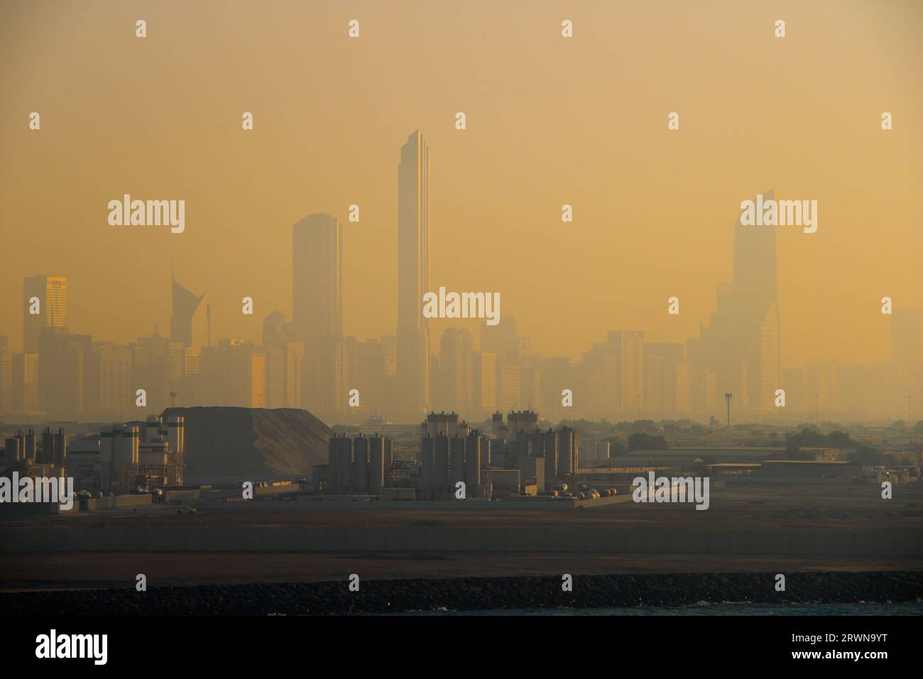 Skyline Abu Dhabi im Sandsturm Stock Photo