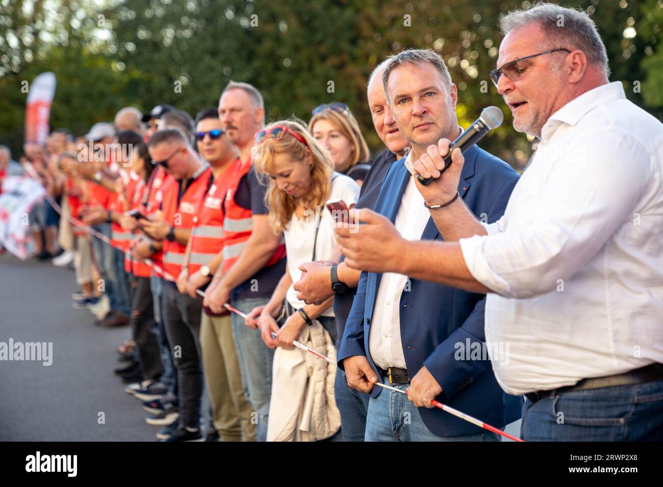 Vienna, Austria. 20 September 2023. Head of the Austrian SPÖ-Party, Andreas Babler, taking part in the „Hand in Hand gegen die Teuerung - Preise runter, Löhne rauf!“ campaign by ÖGB against Inflation and in favour of higher wages with a human chain around the Bann-Meile at the Austrian parliament ©Andreas Stroh Stock Photo