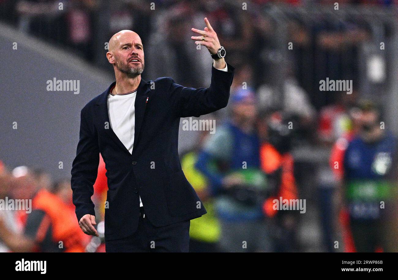 Munich, Germany. 20th Sep, 2023. Soccer, Champions League, FC Bayern Munich - Manchester United, Group stage, Group A, Matchday 1, Allianz Arena, Manchester coach Erik ten Hag gives instructions. Credit: Tom Weller/dpa/Alamy Live News Stock Photo