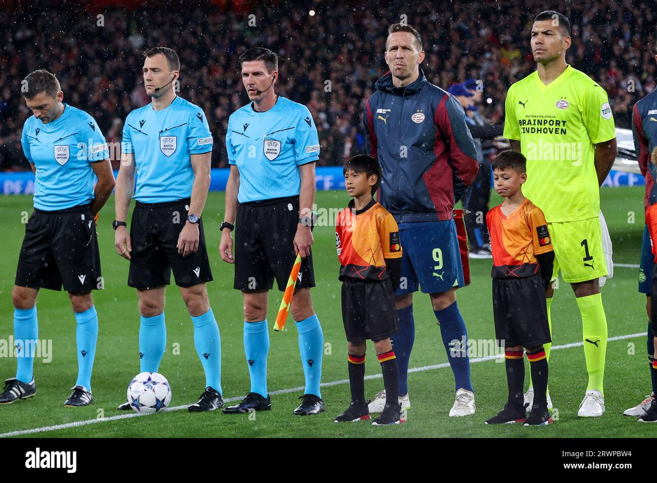 London, UK. 20th Sep, 2023. LONDON, UNITED KINGDOM - SEPTEMBER 20: Assistent referee Stefan Lupp, Referee Felix Zwayer, Assistent referee Eduard Beitinger, Luuk de Jong of PSV, Walter Benitez of PSV during the UEFA Champions League Group B match between Arsenal and PSV at Emirates Stadion on September 20, 2023 in London, United Kingdom. (Photo by Hans van der Valk/Orange Pictures) Credit: Orange Pics BV/Alamy Live News Stock Photo