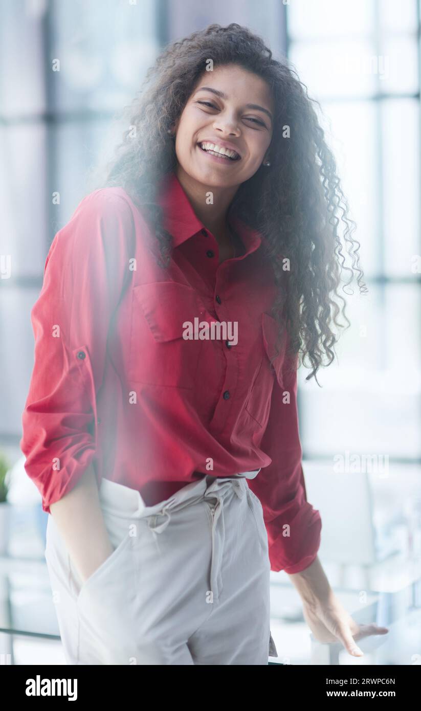 Portrait of a young business woman in an office Stock Photo - Alamy