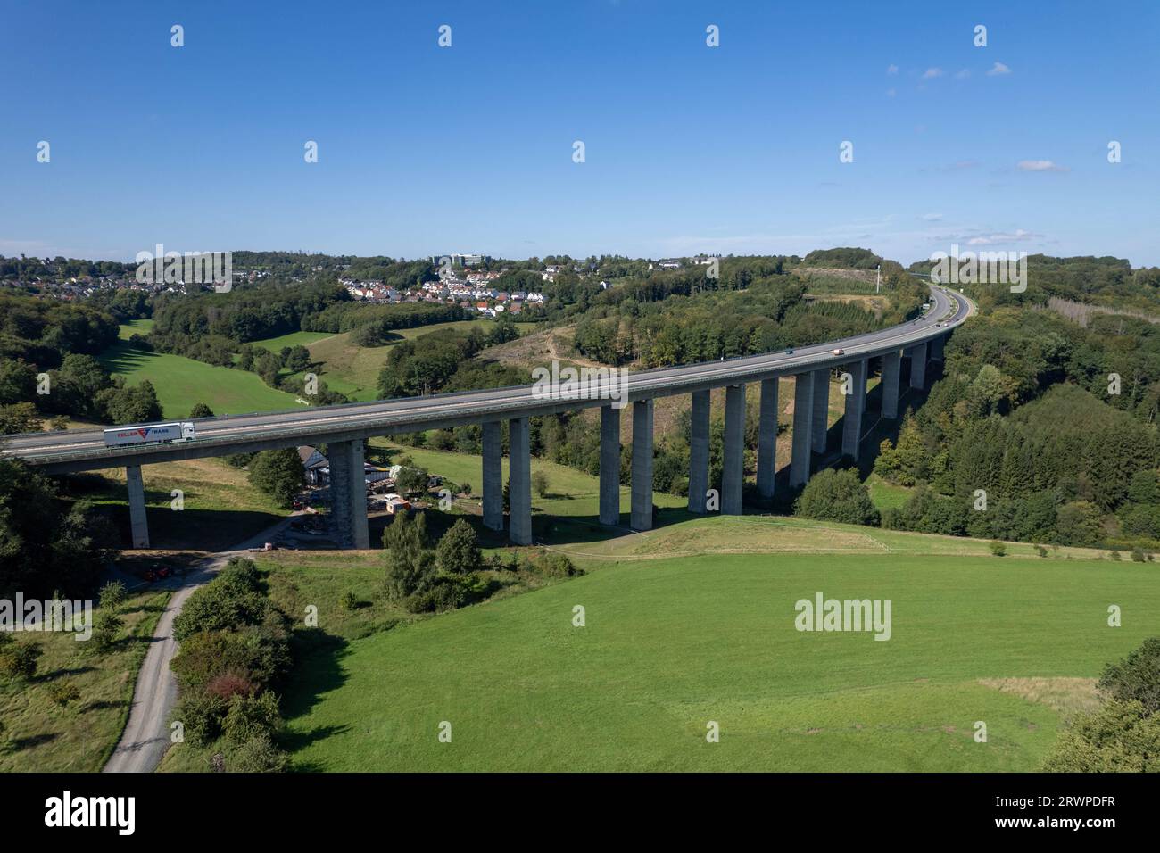 Luftaufnahme Viadukt Autobahnbrücke der BAB A45 - Talbrücke Bremecke der Sauerlandlinie in Lüdenscheid, Nordrhein-Westfalen, Deutschland Stock Photo