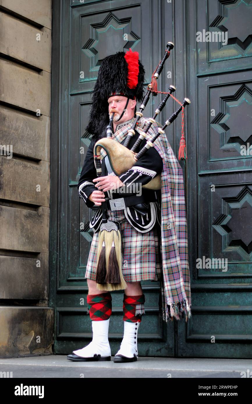 Scottish Bagpiper playing the bagpipe in Edinbrugh Stock Photo Alamy