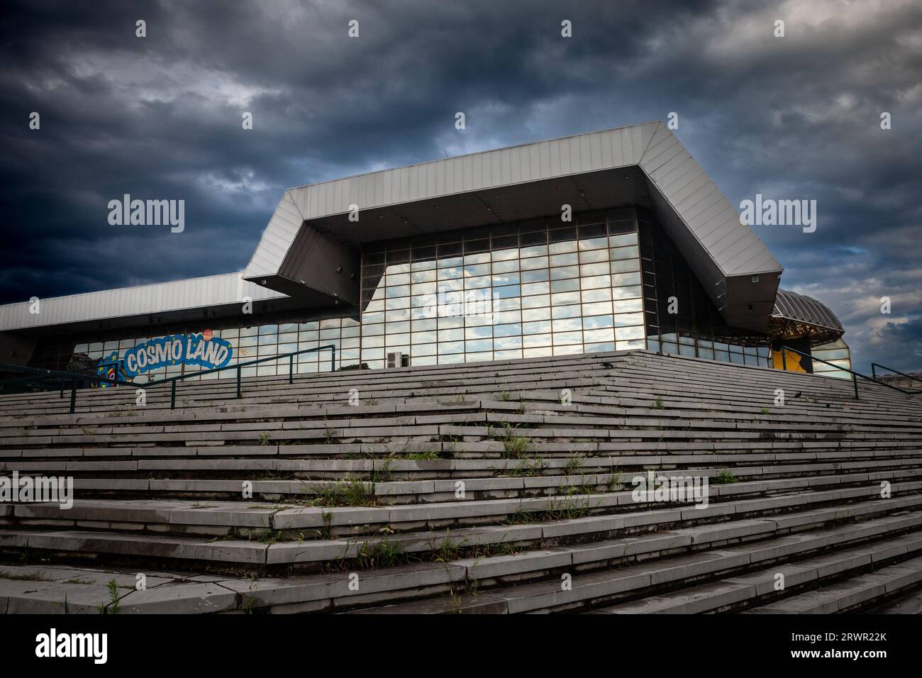 O Centro Desportivo Spc Vojvodina Comumente Designado Por Spens é Um Local  Multifuncional Localizado Em Novi Sad Vojvodina Serbia. Fotografia  Editorial - Imagem de tristeza, elementar: 179021977