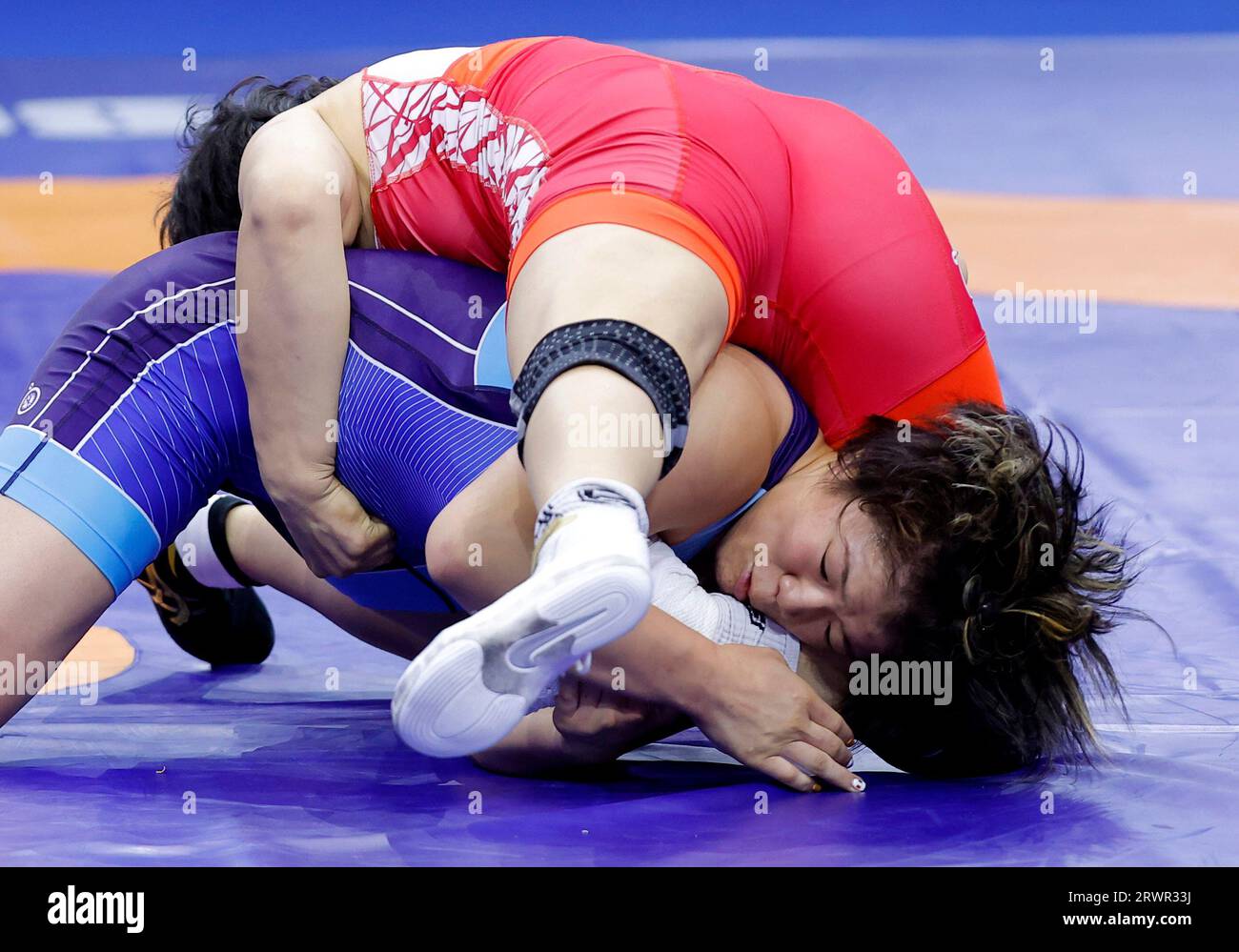 Belgrade. 20th Sep, 2023. Japan's Yuka Kagami (down) and Kyrgyzstan's