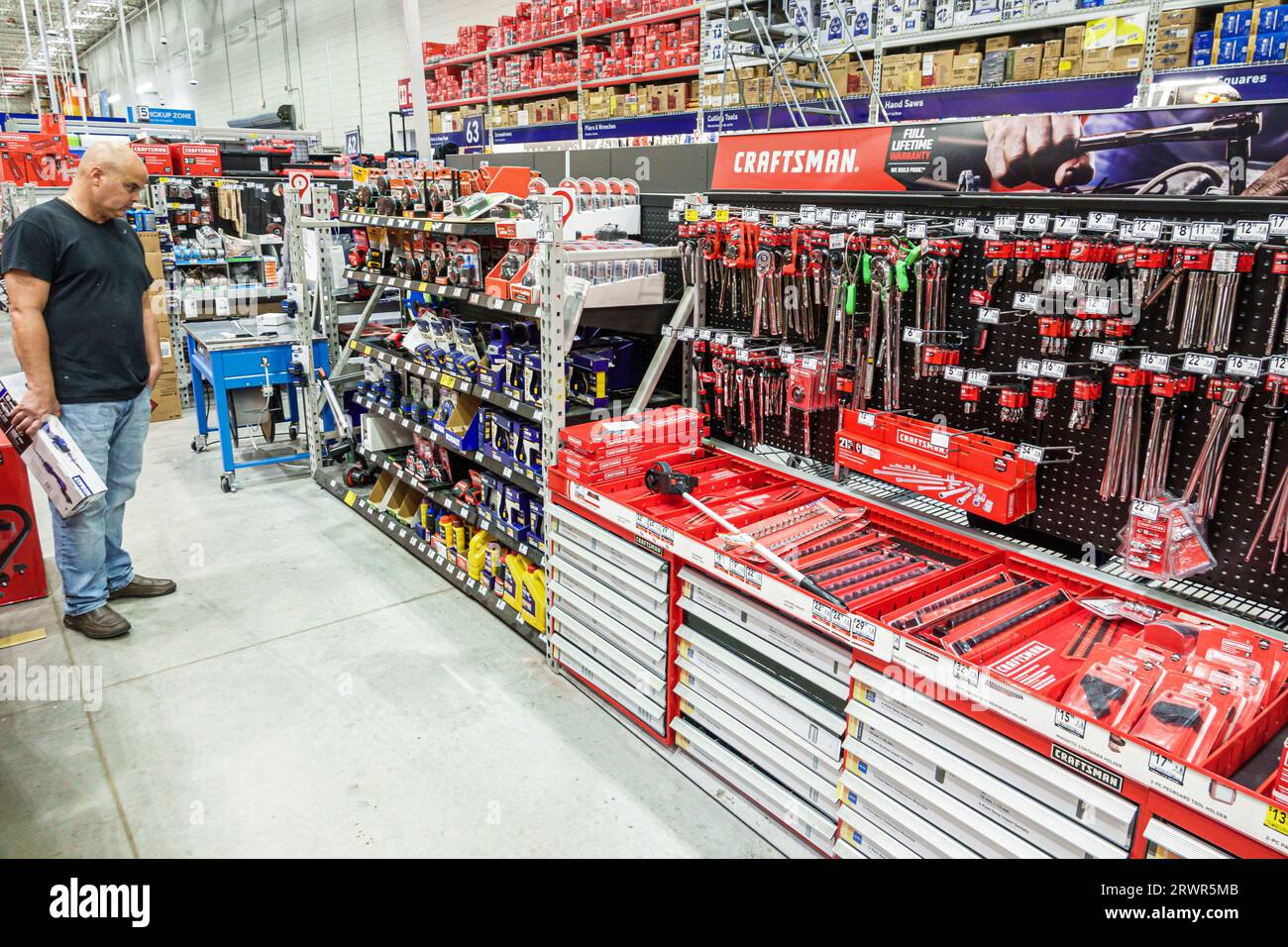 Hardware shop tools hi res stock photography and images Alamy