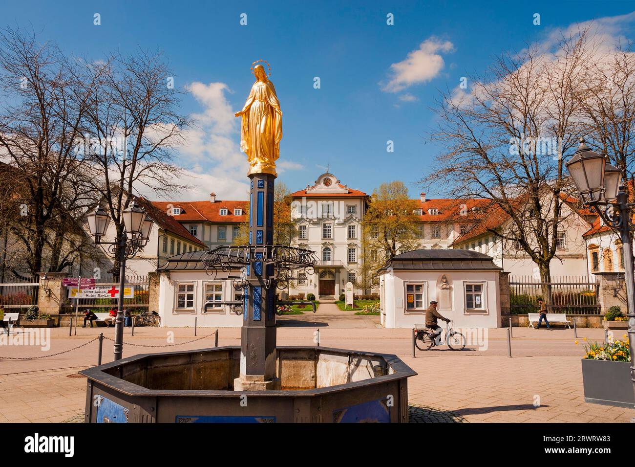 wurzach-castle-with-baroque-staircase-from-1723-fountain-with-statue
