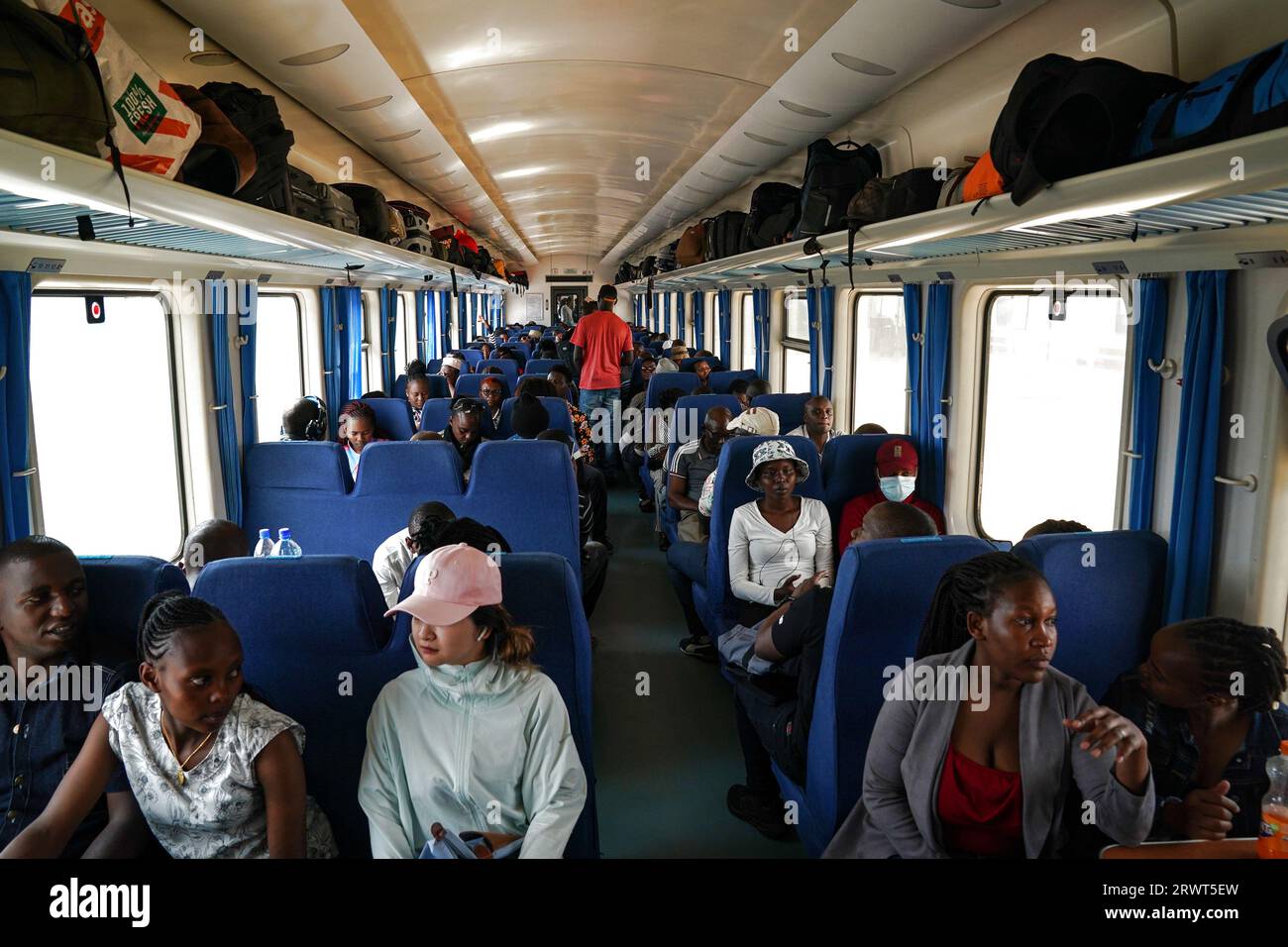 (230921) -- NAIROBI, Sept. 21, 2023 (Xinhua) -- Passengers are seen in ...