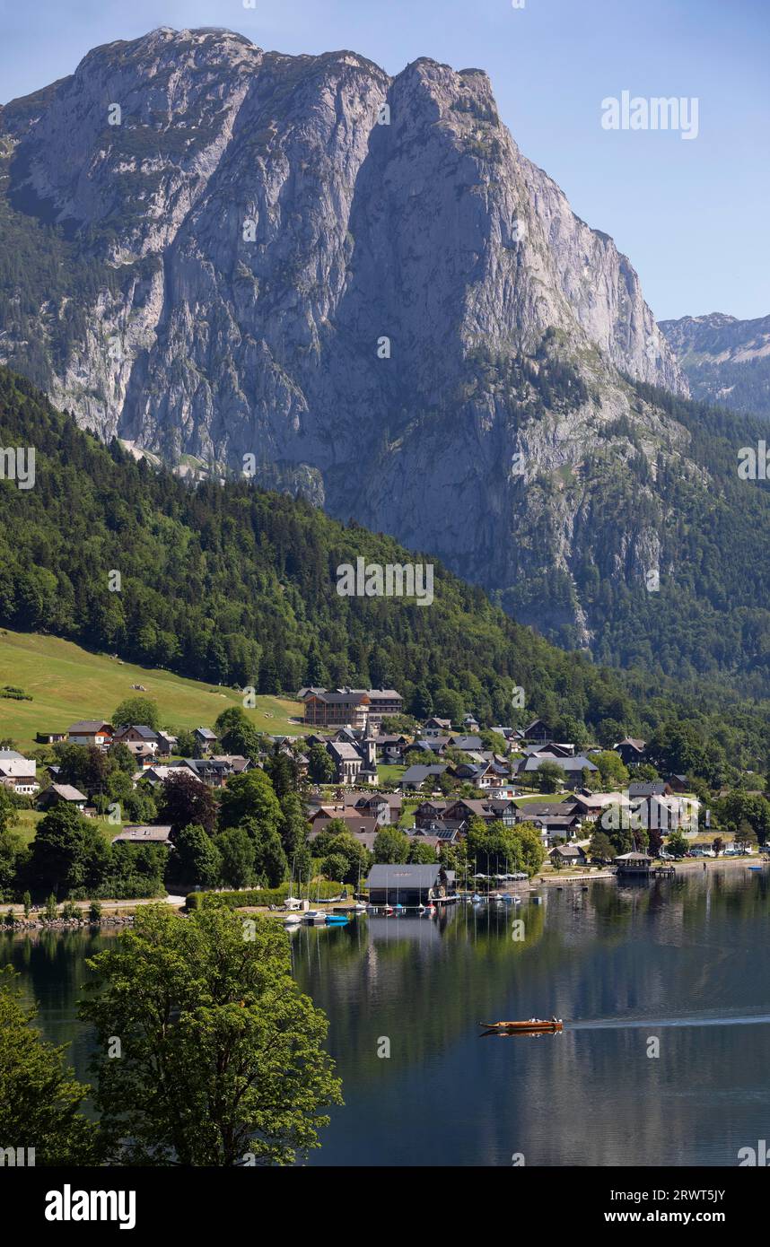 Grundlsee with village Grundlsee, Backenstein im Toten Gebirge, Ausseerland, Salzkammergut, Styria, Austria, Europe Stock Photo