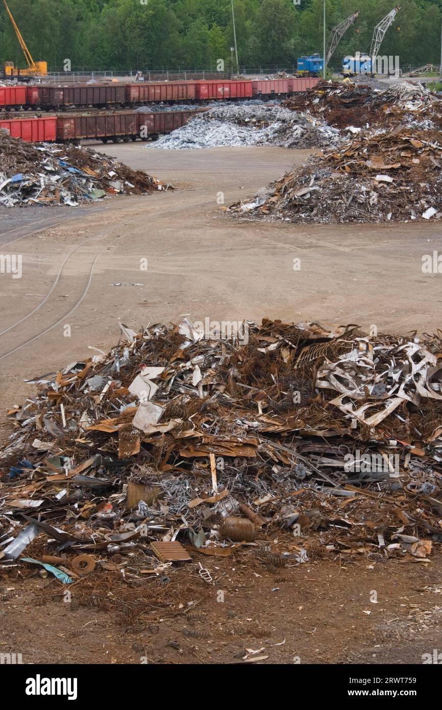 Scrap yard crane hi-res stock photography and images - Alamy