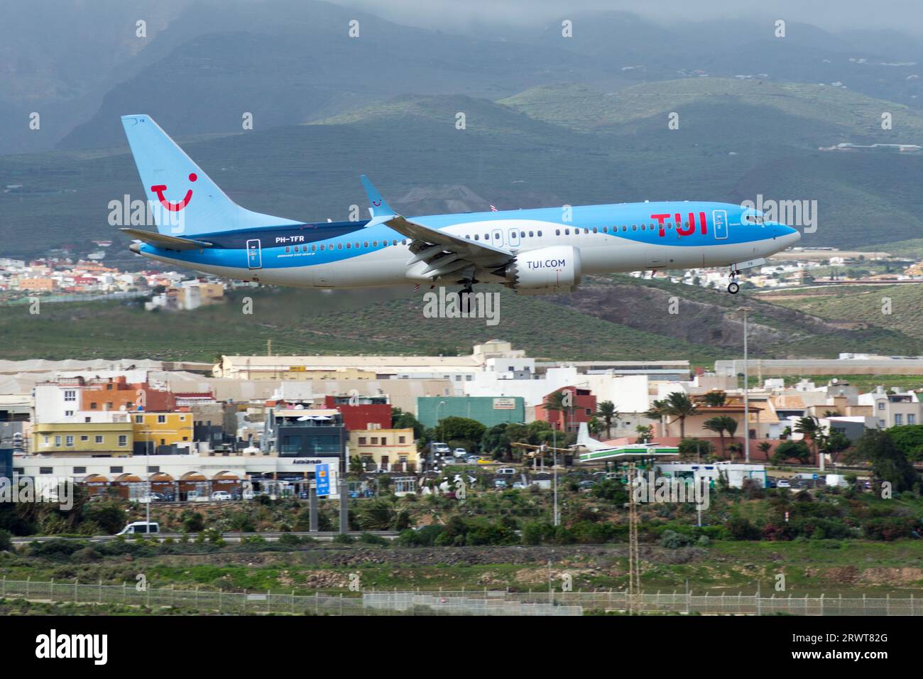 Gando, Gran Canaria, aeropuerto. Avión de línea Boeing 737 de la aerolínea TUI aterrizando Stock Photo