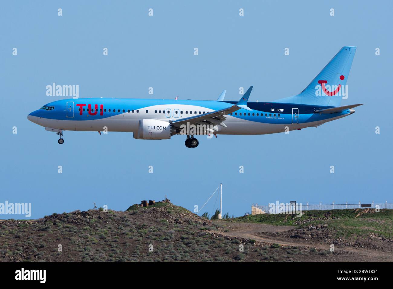 Avión de línea Boeing 737 MAX de TUI aterrizando Stock Photo