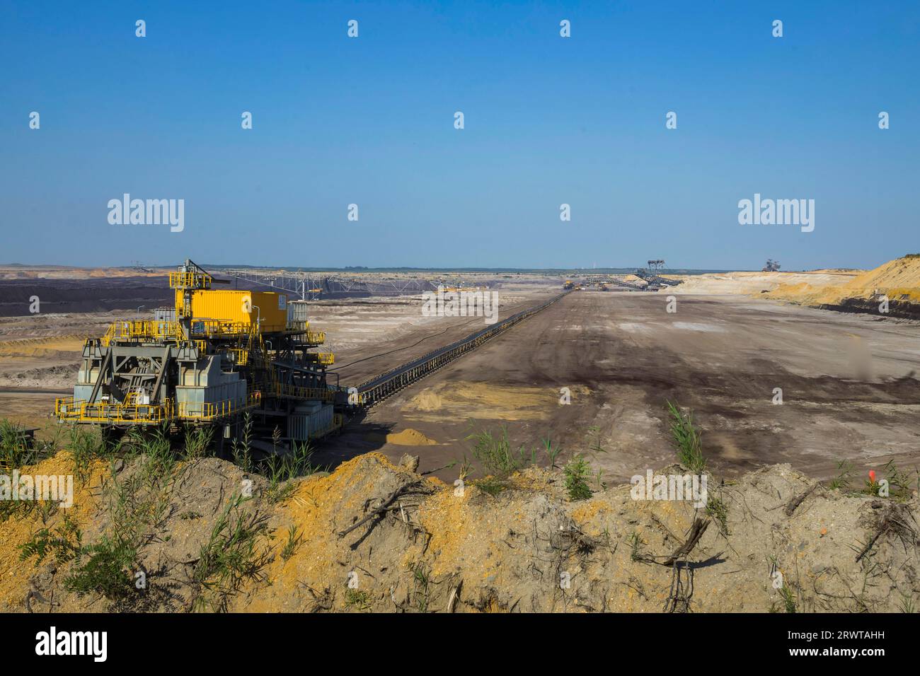 The Welzow-Süd opencast mine is an opencast lignite mine in southern Lower Lusatia in the district of Spree-Neiße, operated by Lausitz Energie Bergbau Stock Photo