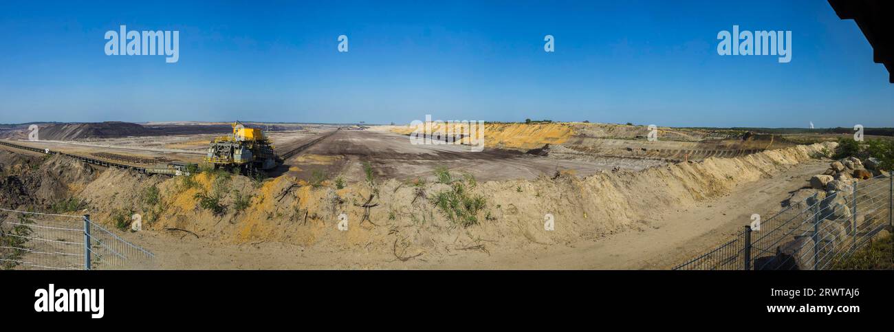 The Welzow-Süd opencast mine is an opencast lignite mine in southern Lower Lusatia in the district of Spree-Neiße, operated by Lausitz Energie Bergbau Stock Photo