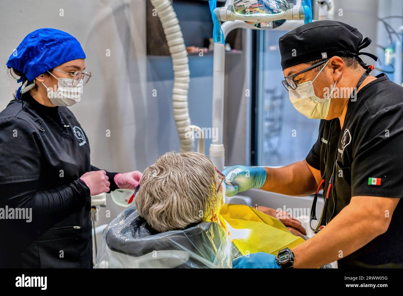 Medical professionals in blue hi-res stock photography and images - Alamy