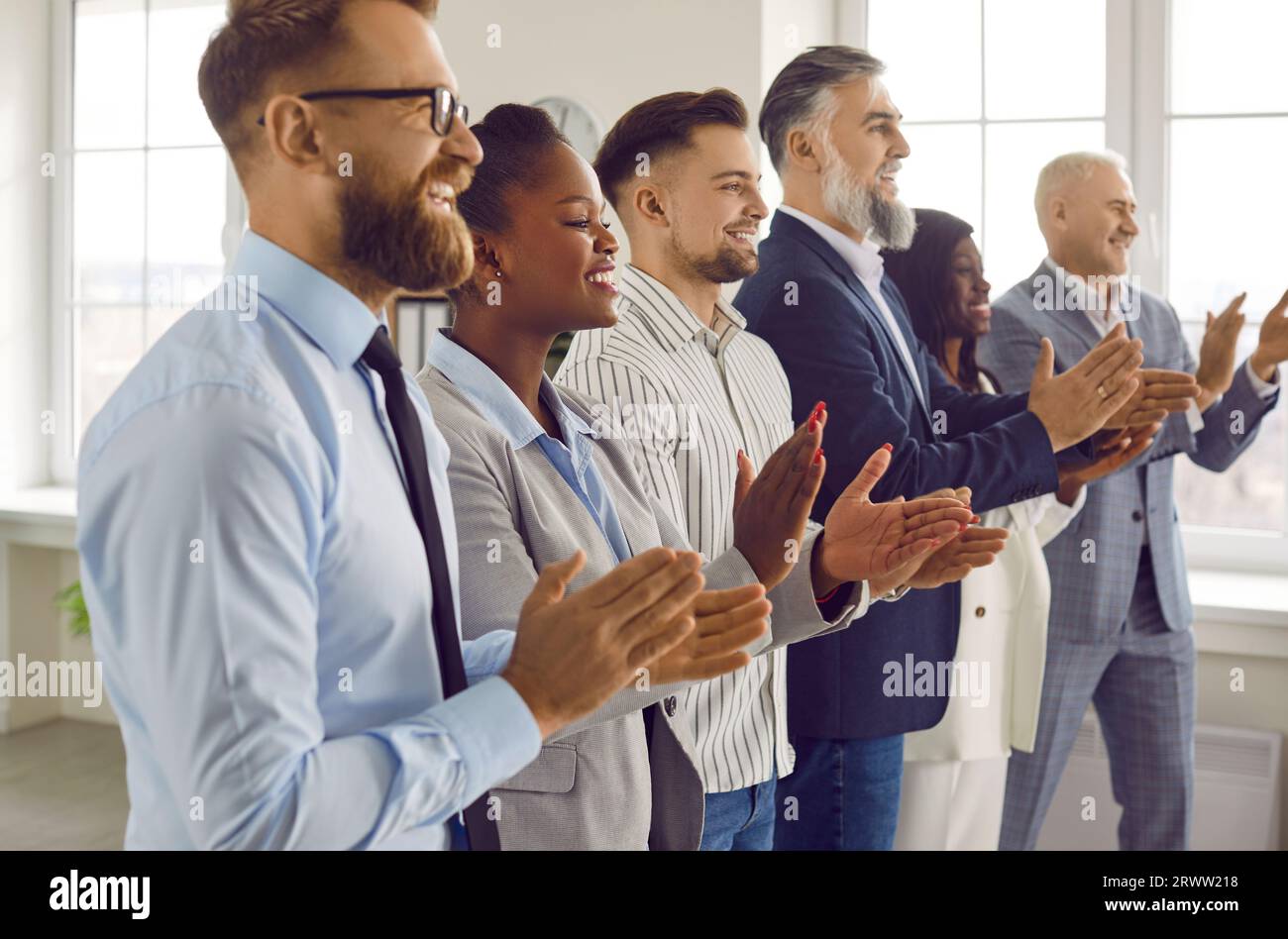 Group Applausing Images Group business men women hi-res stock photography and images - Alamy
