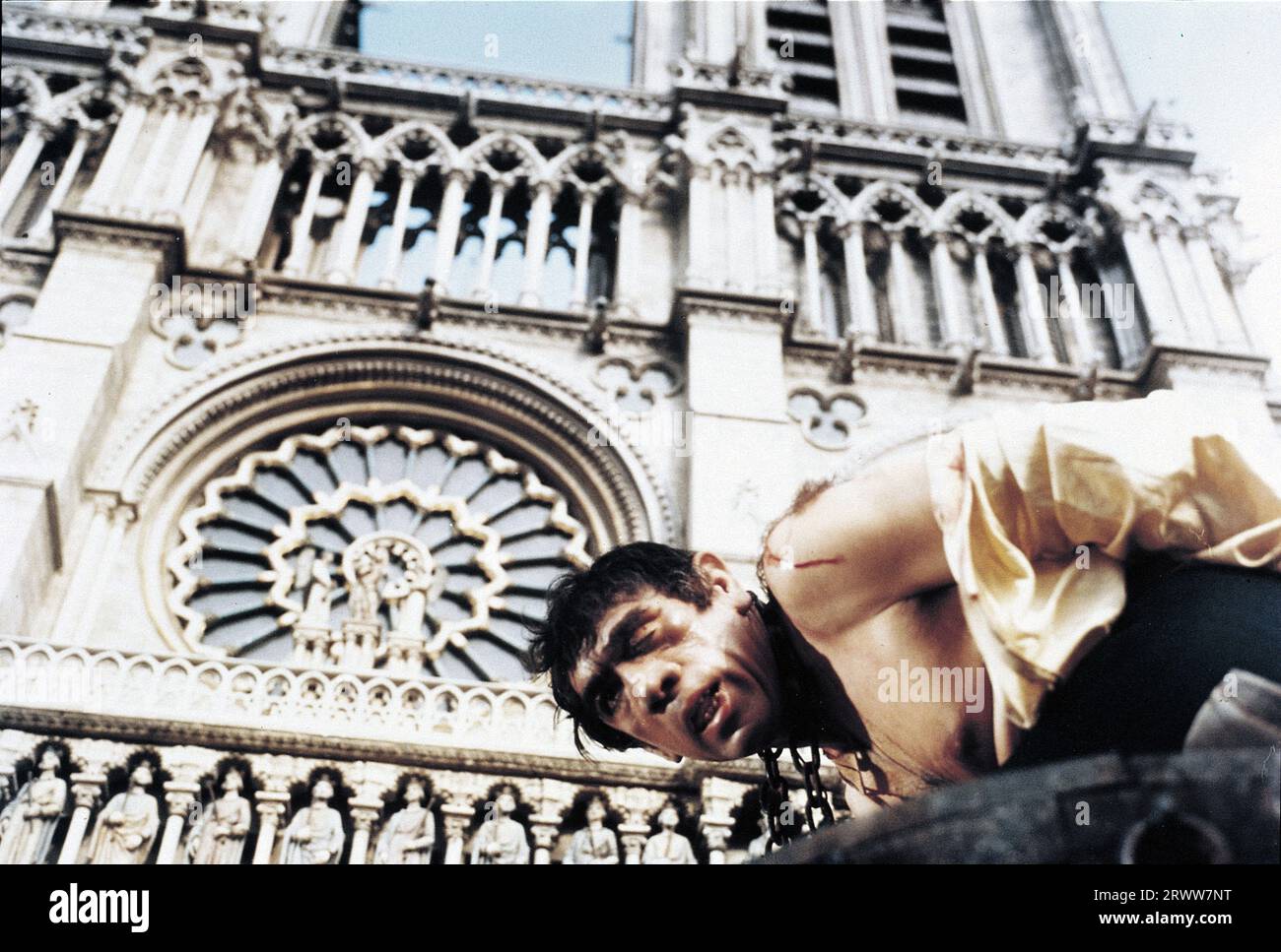 ANTHONY QUINN in THE HUNCHBACK OF NOTRE DAME (1956) -Original title: NOTRE DAME DE PARIS-, directed by JEAN DELANNOY. Credit: PARIS-FILM PRODUCTIONS/ALLIED ARTISTS / Album Stock Photo