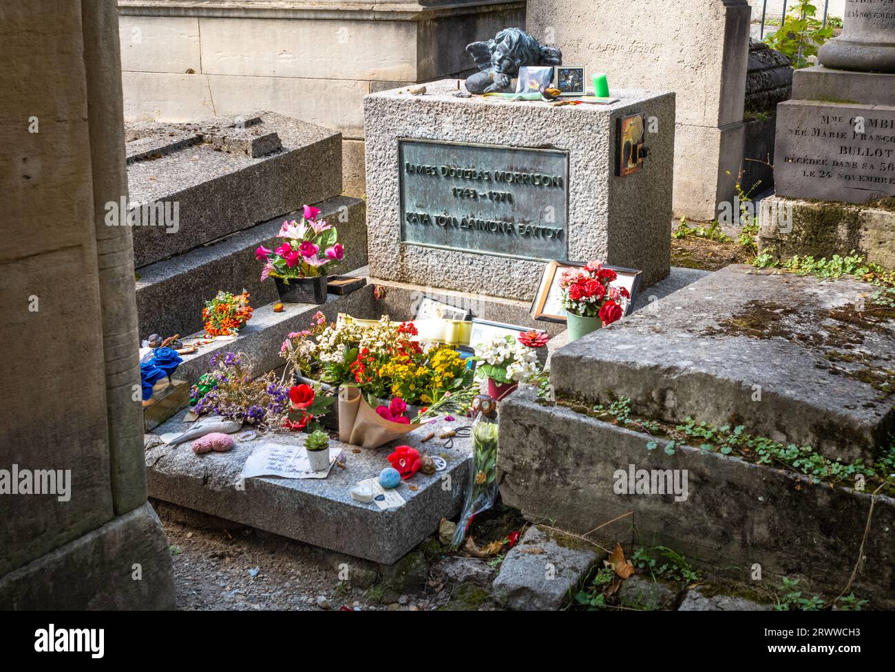 Flowers and momentos placed on the grave of Jim Morrison, the singer and frontman of the famous band The Doors, who died in Paris aged 27 in 1971. Per Stock Photo