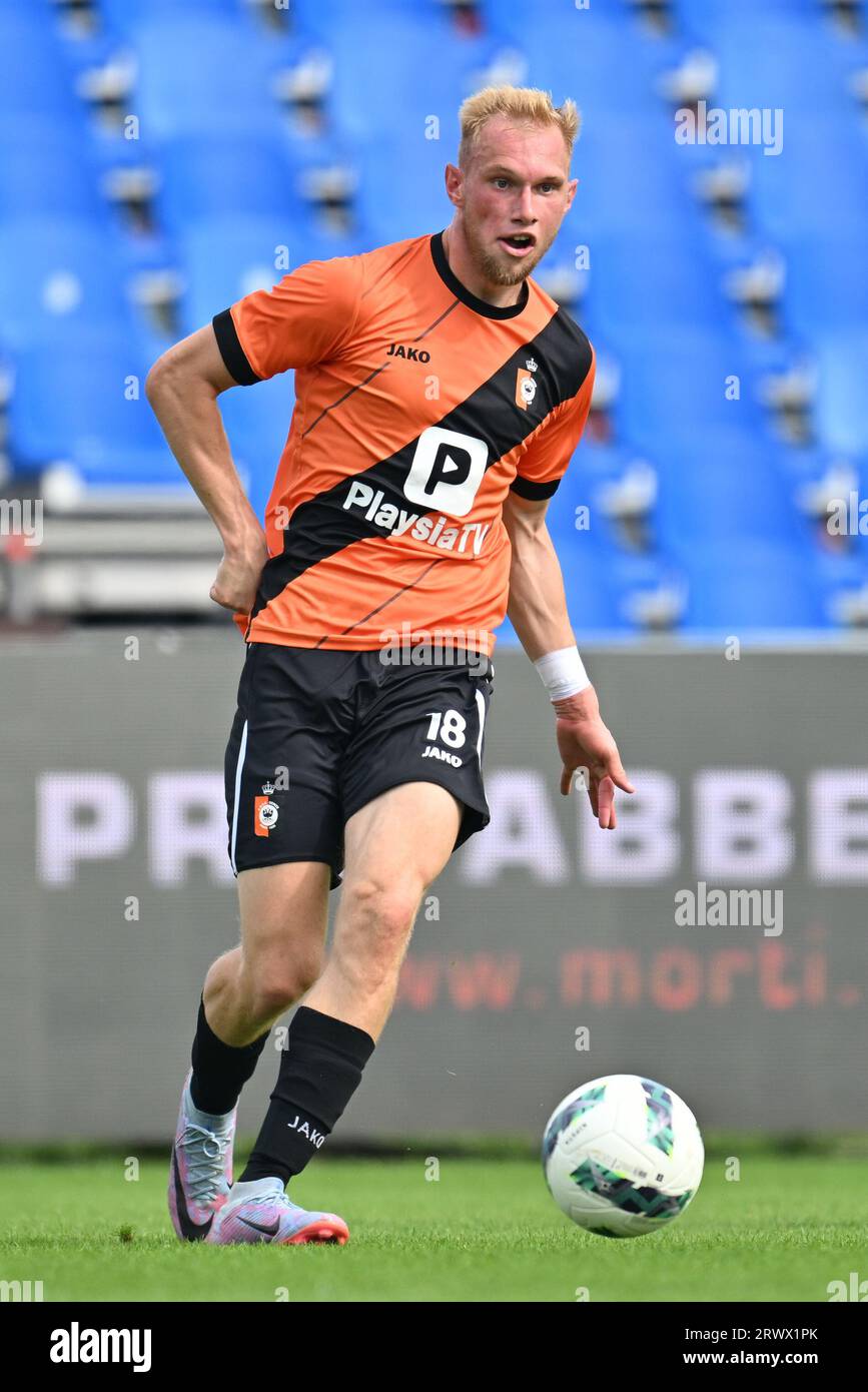 Gonzalo Almenara (77) of KMSK Deinze pictured during a soccer game between  KMSK Deinze and Waasland SK Beveren during the 7 th matchday in the  Challenger Pro League 2023-2024 season , on