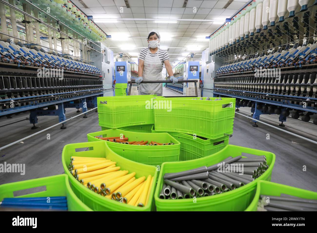 Female factory worker china hi-res stock photography and images - Alamy