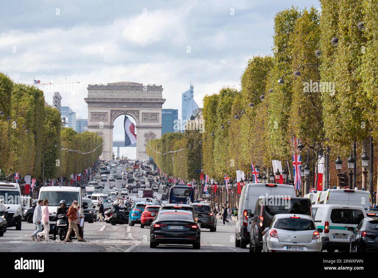 Paris, France, 20th September, 2023.  Avenue des champs-Elysées for the ceremonial welcome at the Arc de Triomphe  - Jacques Julien/Alamy Live News Stock Photo