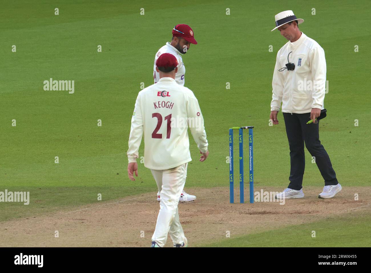 London, UK. 21st Sep, 2023. The umpire checks for bad light using the bail light meter as Surrey take on Northamptonshire in the County Championship at the Kia Oval, day three. Credit: David Rowe/Alamy Live News Stock Photo