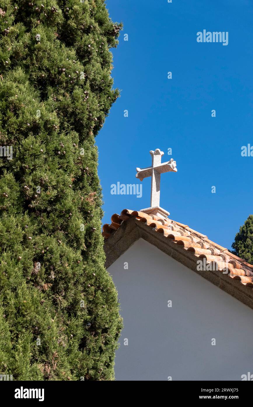 Small chapel with cross along Douro River, Covas do Douro, Sabrosa, Portugal Stock Photo