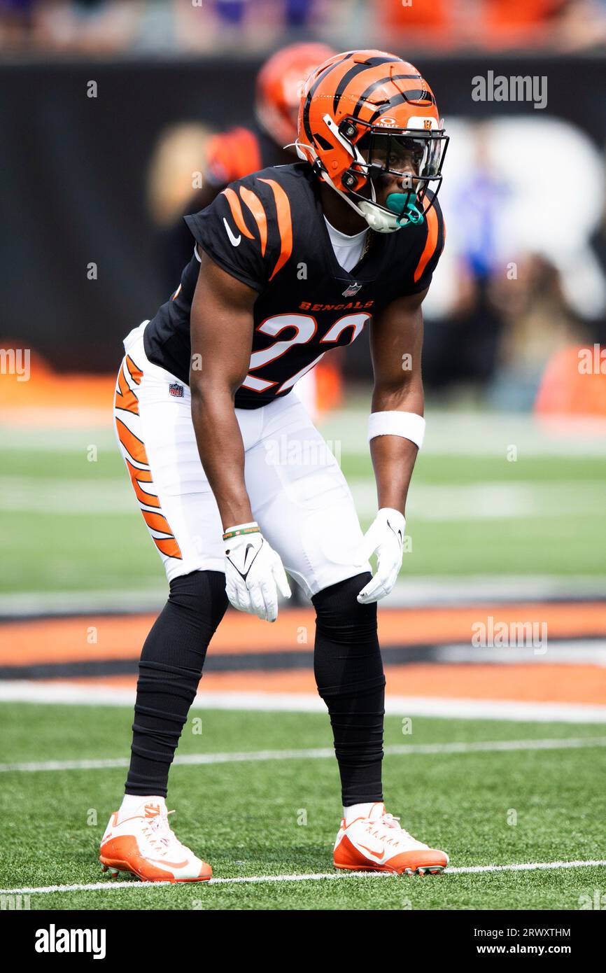 Cincinnati Bengals cornerback Chidobe Awuzie (22) lines up for the play ...