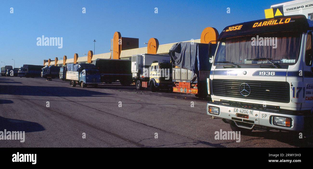 ZONA DE CARGA Y DESCARGA DE MERCANCIASCAMION. Location MERCAMADRID