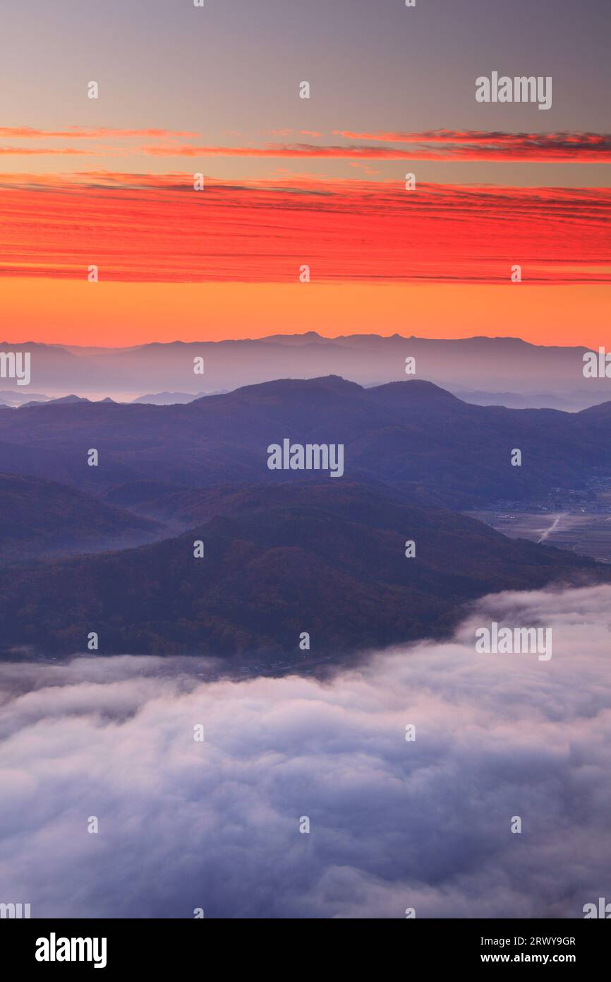 Morning glow and sea of clouds at Kisaki Lake and the Yatsugatake mountain range Stock Photo
