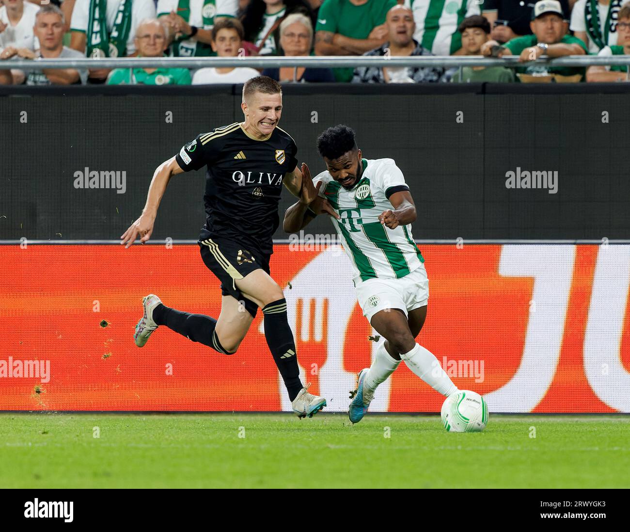 Ferencvarosi TC vs. HNK Rijeka UEFA EL jogo de futebol — Fotografia de  Stock Editorial © szirtesi #50128501