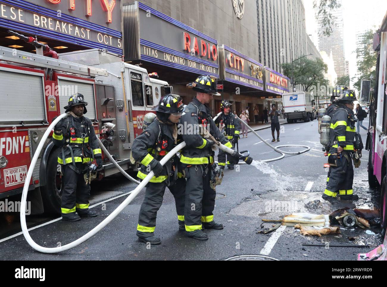 September 21, 2023, New York City, New York: (NEW) Ice Cream Van on fire. September 21, 2023, New York, USA: An Ice cream van stationed beside Radio City Music Hall on 50th street with 6th Avenue was on fire and with a total damage. Firemen were able to contain the fire but everything was destroyed. The salesman suffered no injures and stood afar watching the loss. Credit: Niyi Fote/Thenews2 (Foto: Niyi Fote/Thenews2/Zumapress) (Credit Image: © Niyi Fote/TheNEWS2 via ZUMA Press Wire) EDITORIAL USAGE ONLY! Not for Commercial USAGE! Stock Photo