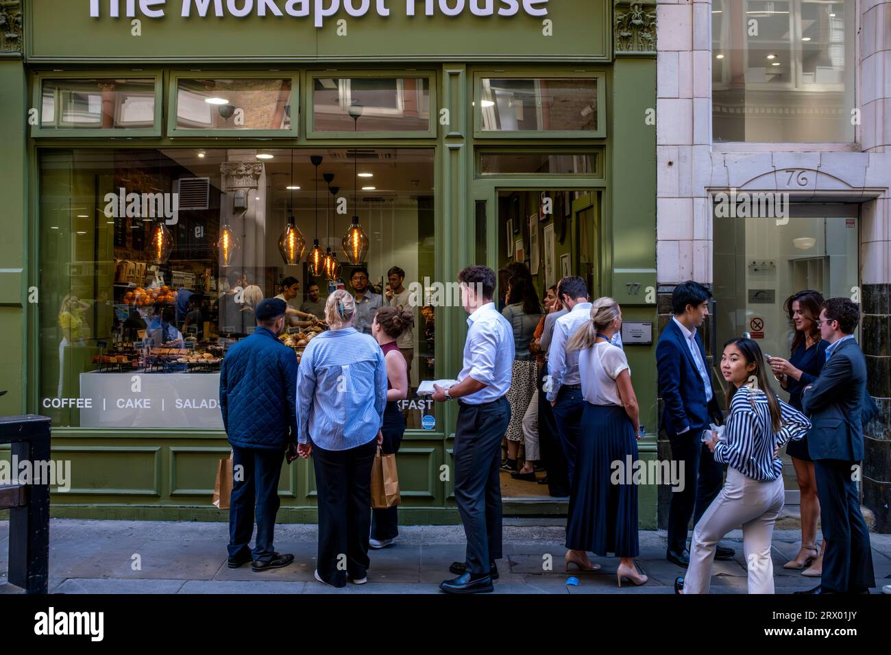 City of London Workers Queue For A Takeaway Lunch At The Mokapot House Cafe in The City of London, London, UK. Stock Photo