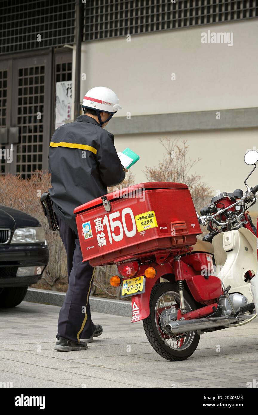 Postal delivery by a mailman, Japan JP Stock Photo