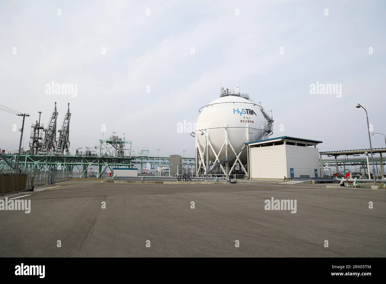 Kobe, Japan. 20th Sep, 2023. Facilities of the liquefied hydrogen