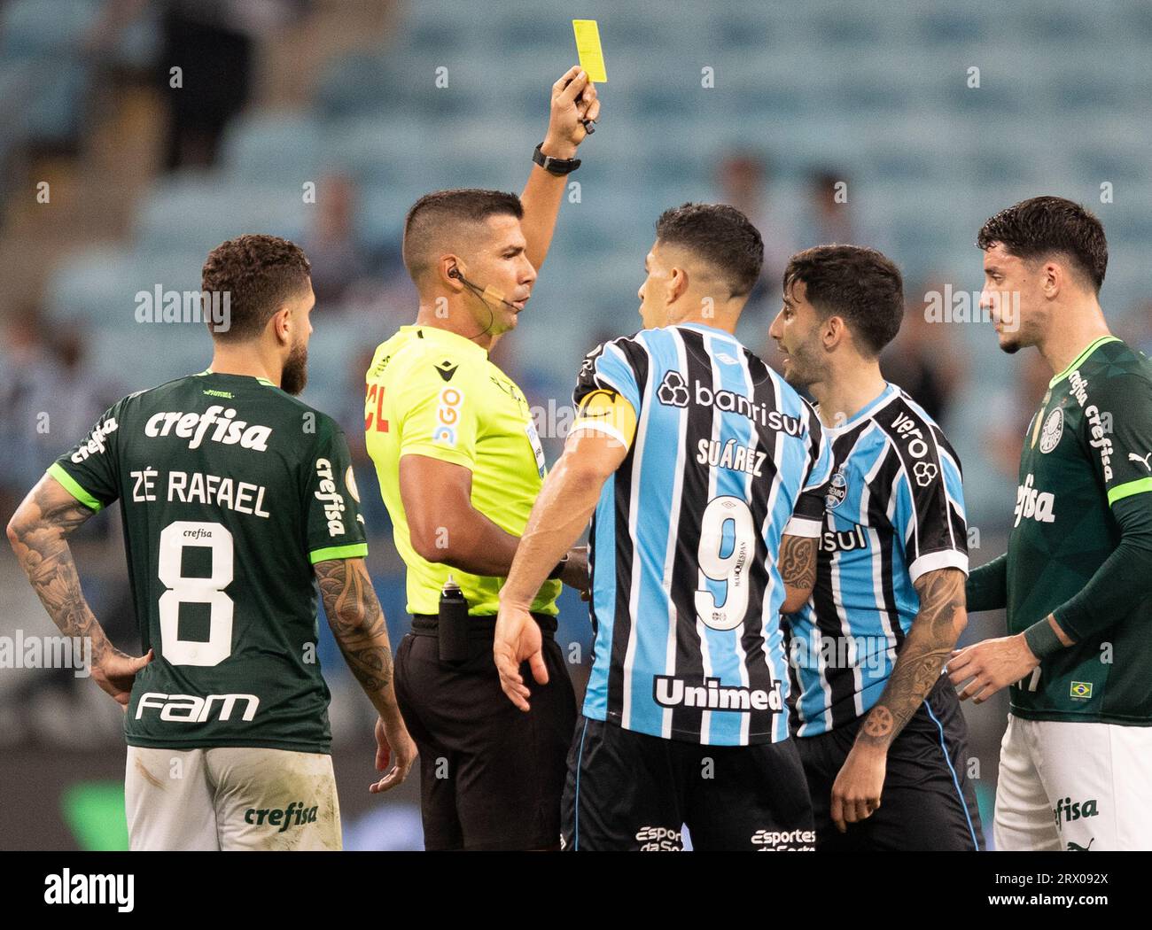 Porto Alegre, Brazil. 12th July, 2023. Luis Suarez of Gremio complain with  referee Wilton Pereira Sampaio, during the match between Gremio and Bahia,  for the 2023 Brazil Cup Quarter Final second leg