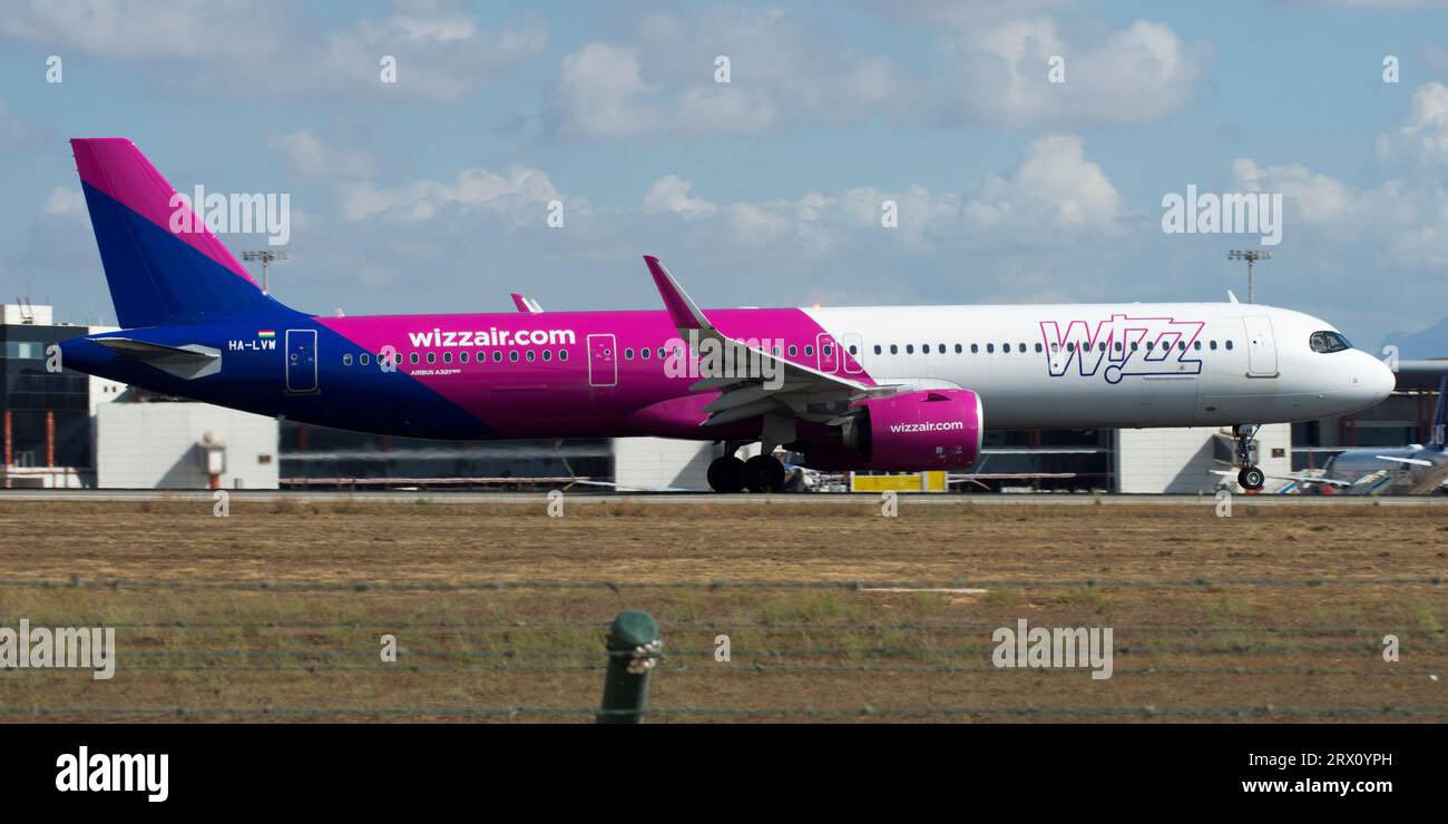 Airbus A321 de la aerolínea Wizz Air en el aeropuerto de Alicante Stock Photo