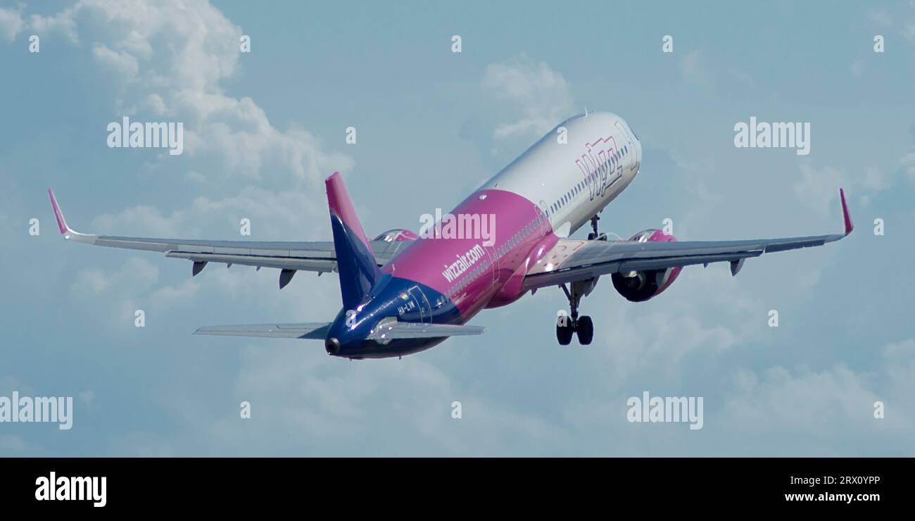 Airbus A321 de la aerolínea Wizz Air en el aeropuerto de Alicante Stock Photo