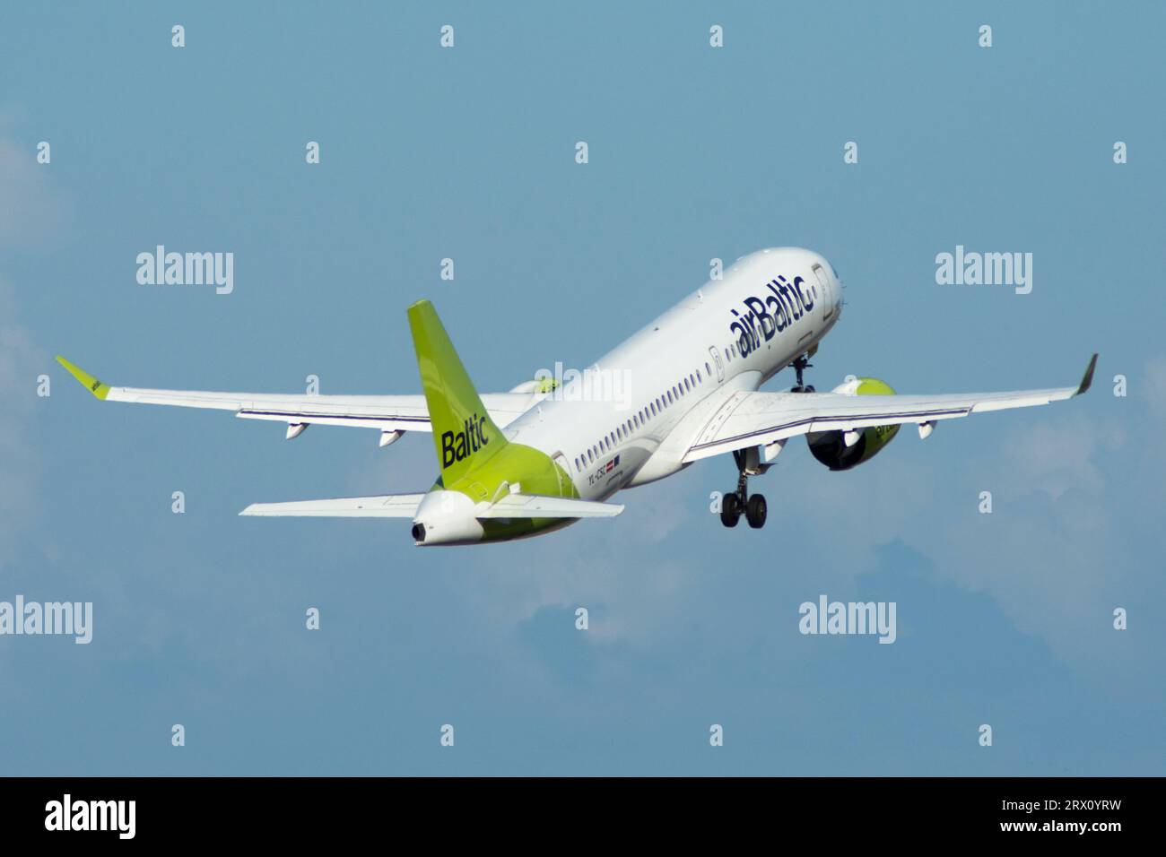 Avión de línea Airbus A220 de la aerolínea airBaltic despegando de Alicante Stock Photo