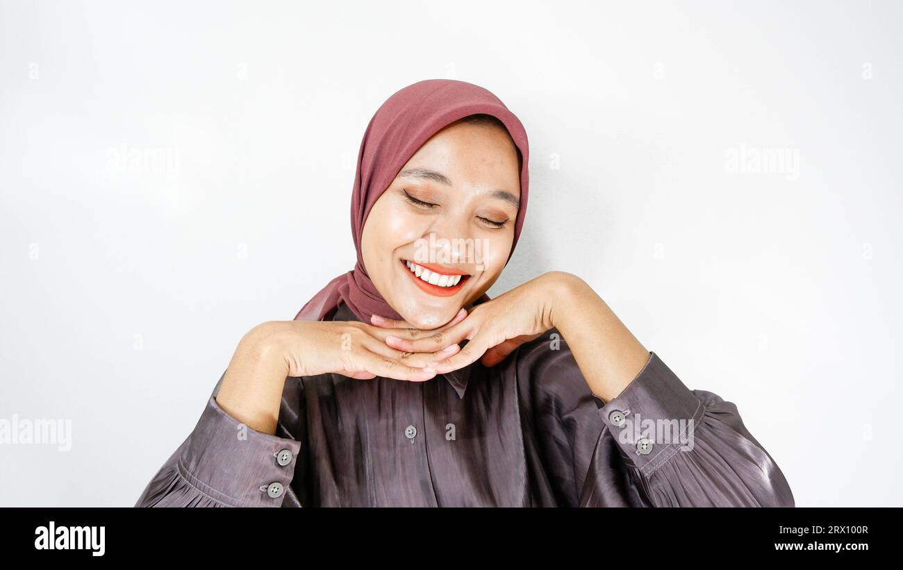 portrait of asian muslim woman wearing hijab smiling and looking at camera. Stock Photo