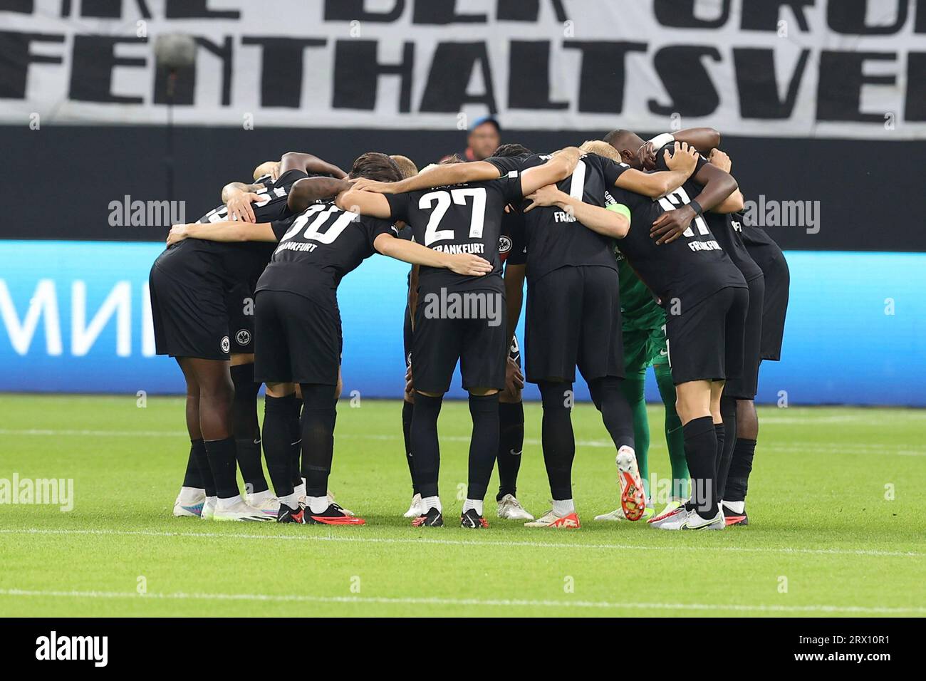 Frankfurt, Deutschland. 21st Sep, 2023. 21.09.2023 UEFA Conference League Group G Eintracht Frankfurt - FC Aberdeen v.l., Die Mannschaft von Eintracht Frankfurt macht ein Kreis vor dem Spiel, Zusammenhalt, Motivation, Teamgeist Credit: dpa/Alamy Live News Stock Photo