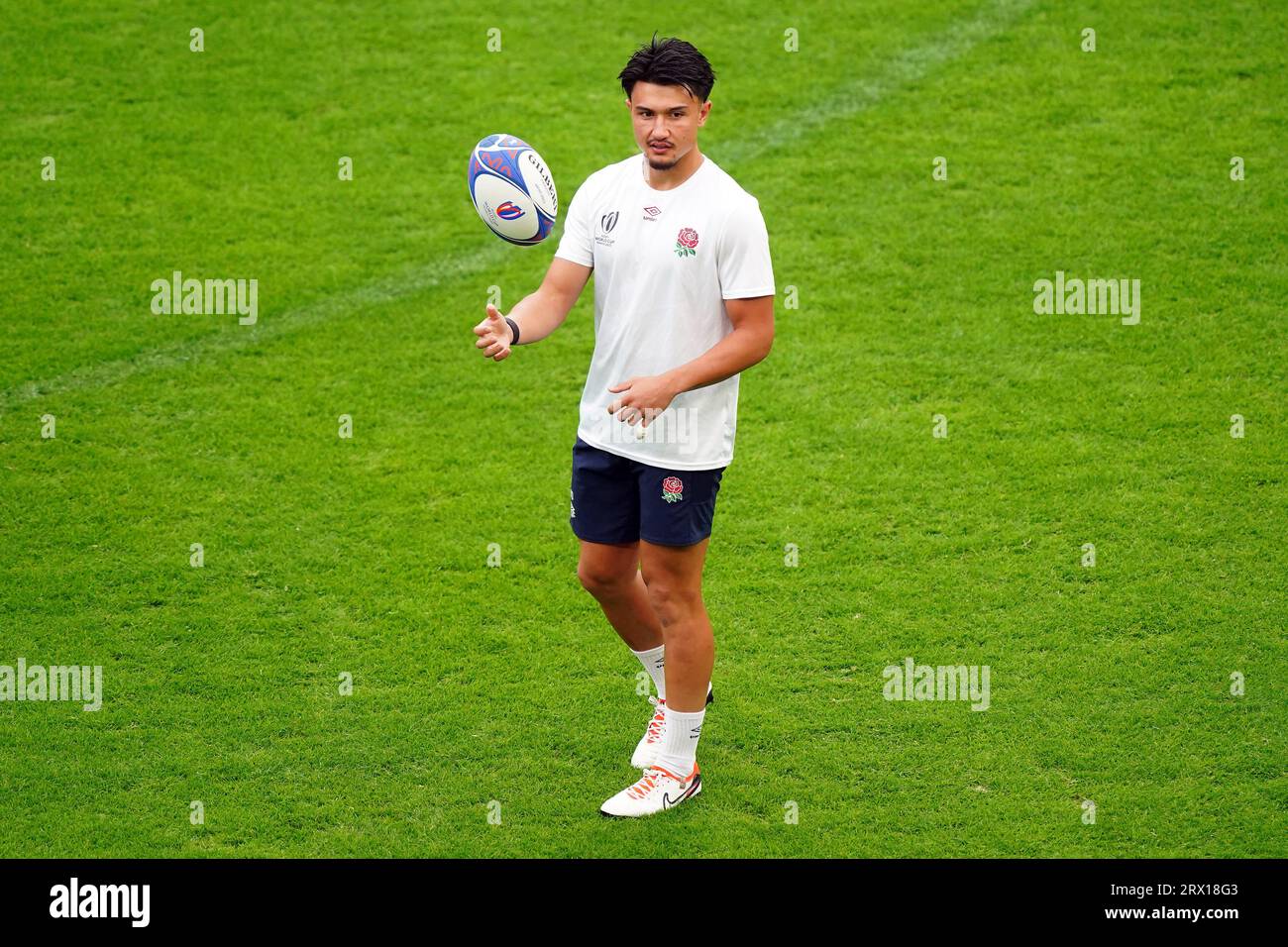 England's Marcus Smith during a training session at the Stade Pierre Mauroy, Villeneuve-d'Ascq. Picture date: Friday September 22, 2023. Stock Photo