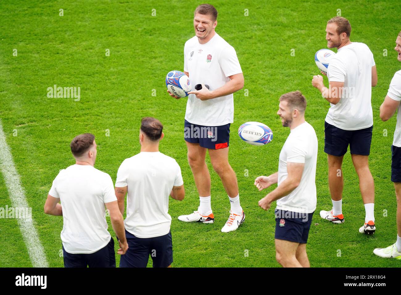 England's Owen Farrell (centre) with team-mates during a training session at the Stade Pierre Mauroy, Villeneuve-d'Ascq. Picture date: Friday September 22, 2023. Stock Photo