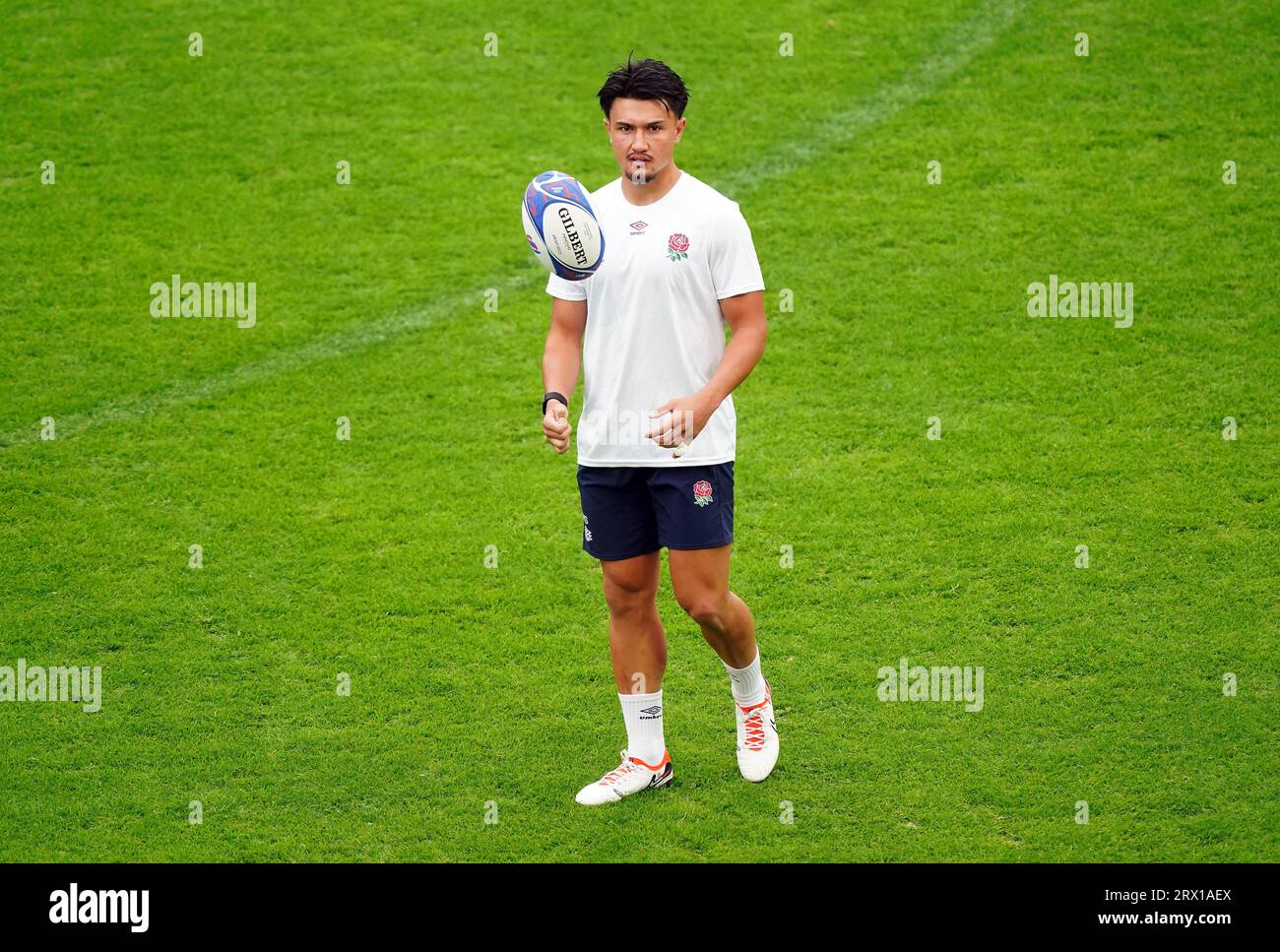 England's Marcus Smith during a training session at the Stade Pierre Mauroy, Villeneuve-d'Ascq. Picture date: Friday September 22, 2023. Stock Photo