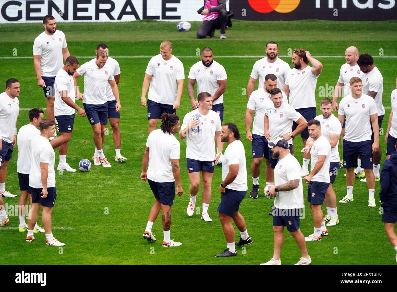 England's Owen Farrell (centre) and team-mates during a training session at the Stade Pierre Mauroy, Villeneuve-d'Ascq. Picture date: Friday September 22, 2023. Stock Photo
