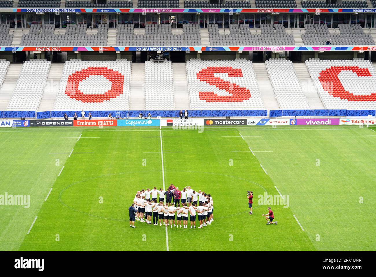 General view of the England team in a huddle during a training session at the Stade Pierre Mauroy, Villeneuve-d'Ascq. Picture date: Friday September 22, 2023. Stock Photo