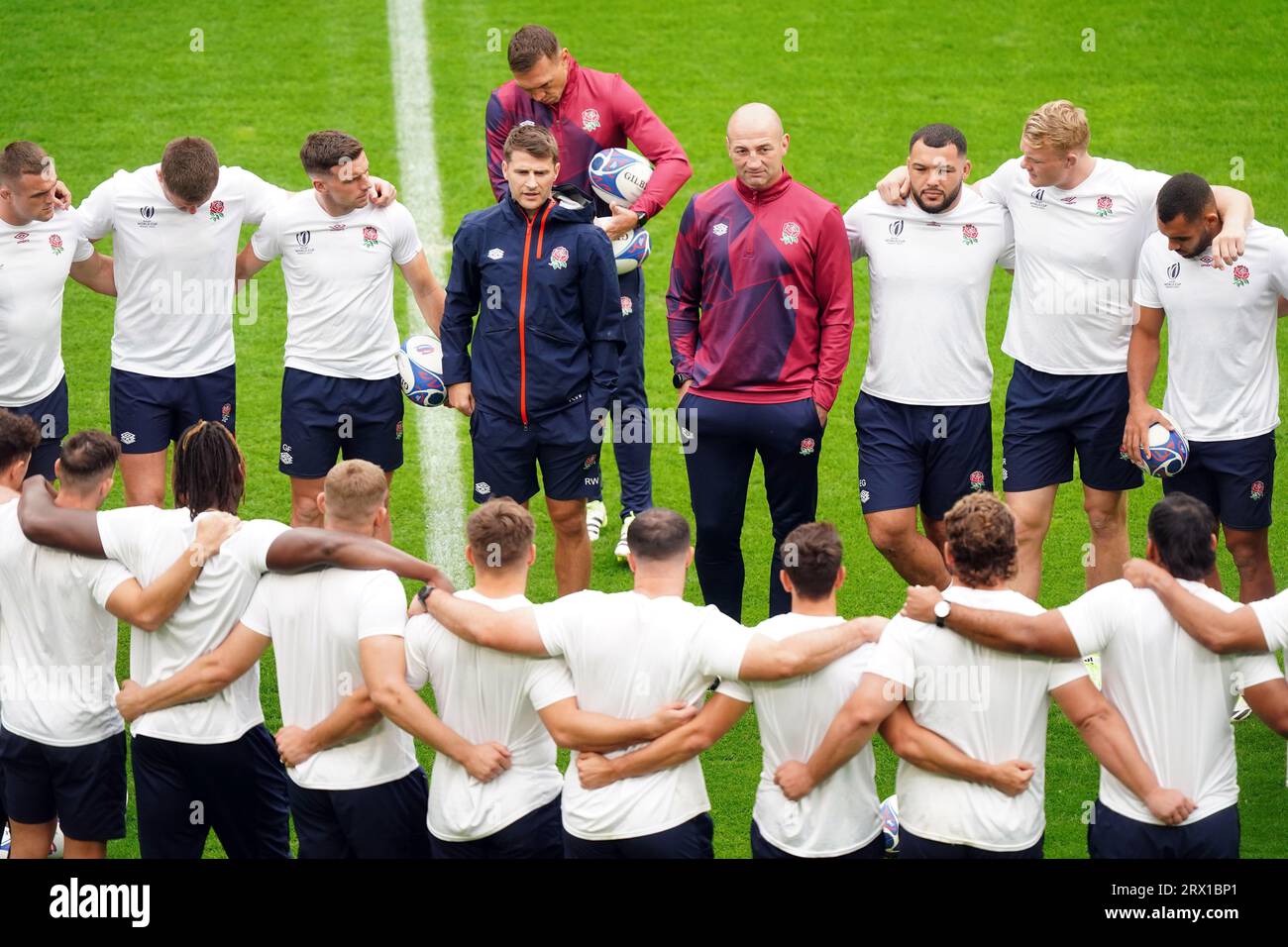 England's Richard Wigglesworth (centre) speaks to the England players and staff during a training session at the Stade Pierre Mauroy, Villeneuve-d'Ascq. Picture date: Friday September 22, 2023. Stock Photo