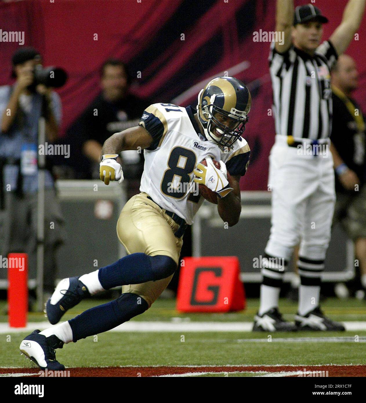 Atlanta, USA. 19th Sep, 2004. St. Louis Rams wide receiver Torry Holt (81) hauls in a 33-yard touchdown pass during second half action against the Atlanta Falcons at the Georgia Dome in Atlanta on Sunday, Sept. 19, 2004. (Photo by Gabriel B. Tait/St. Louis Post-Dispatch/TNS/Sipa USA) Credit: Sipa USA/Alamy Live News Stock Photo