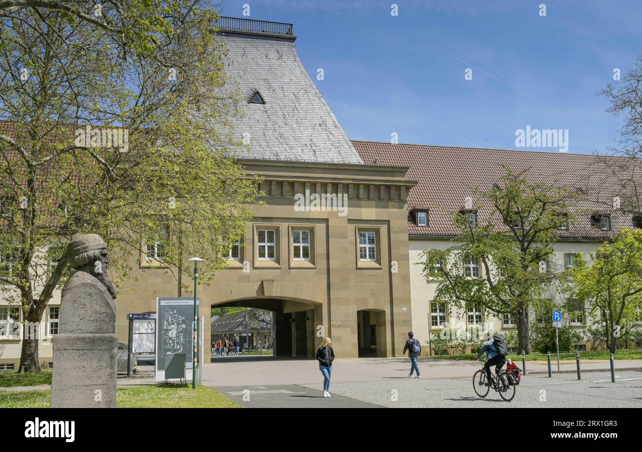 Büste, Johannes von Gutenberg, Haupteingang, Tor-Gebäude, Johannes Gutenberg-Universität, Campus Saarstraße, Mainz, Rheinland-Pfalz, Deutschland Stock Photo